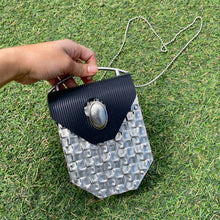 Load image into Gallery viewer, 90s Metal ball chain mini purse
